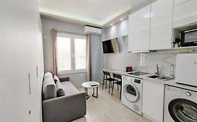 Pretty Petitie Fully Equipped City Center Studio